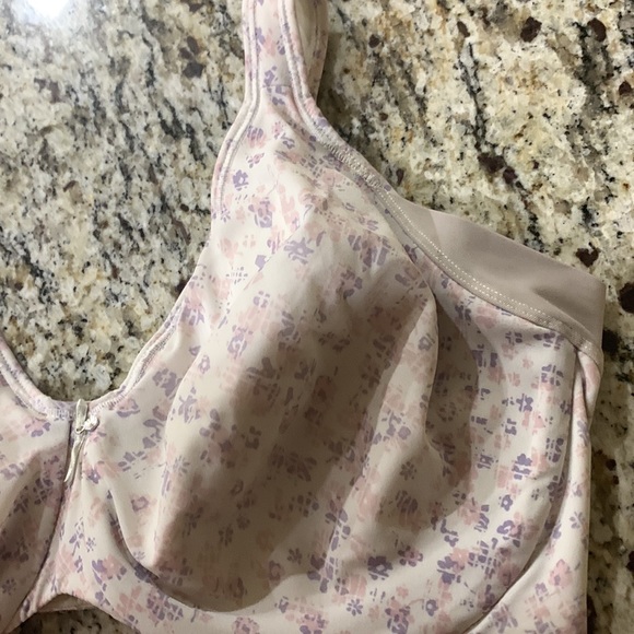 Bali size 38DD non padded underwire bra with side support panels. Under arms are - Picture 14 of 16